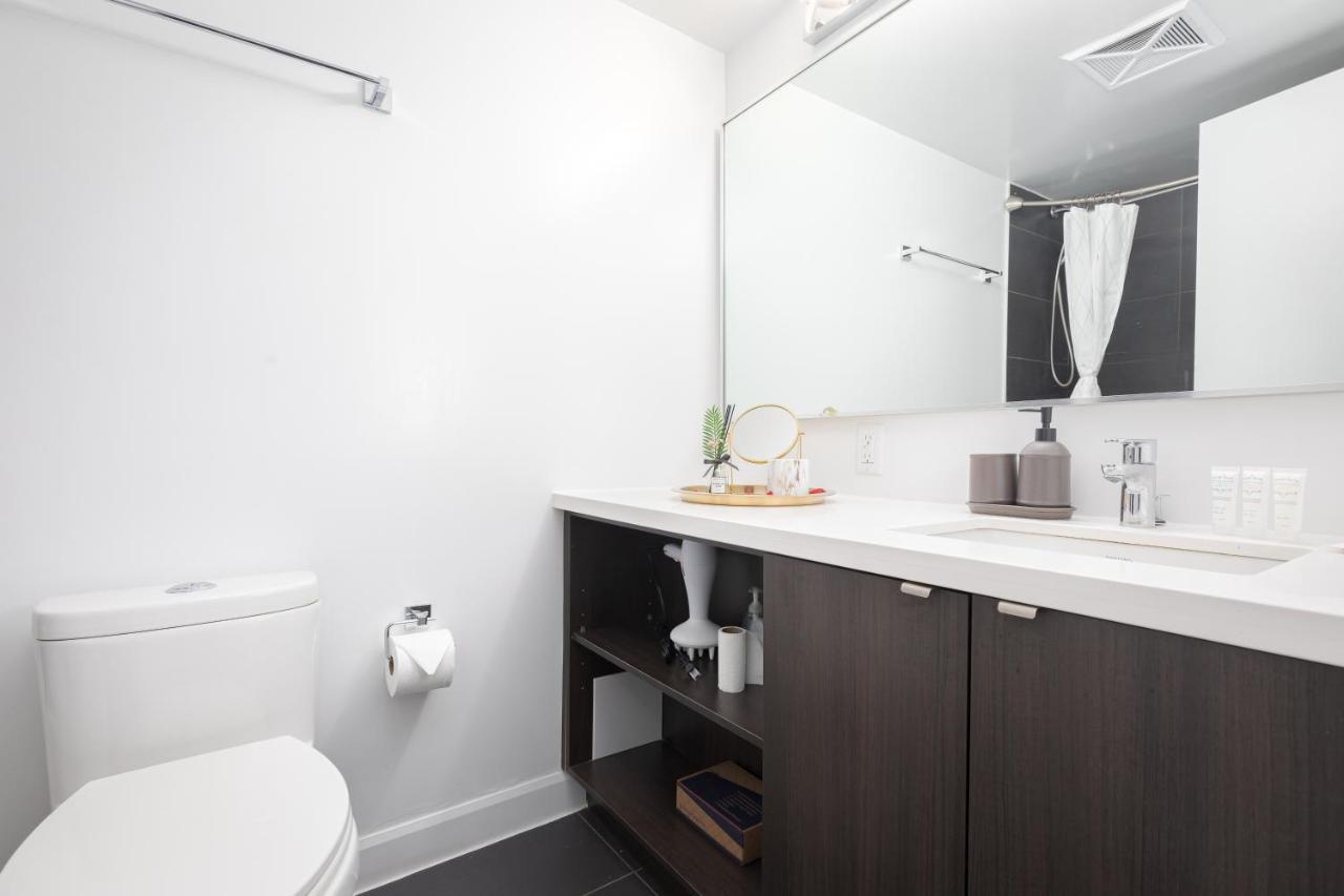 Luxury 2-Bedroom Apartment In Yorkville With The Best City View In Downtown Toronto Bagian luar foto